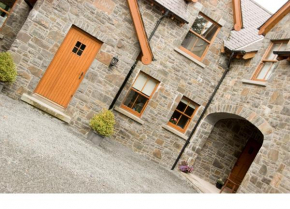 Отель Courtyard Mews  Арма